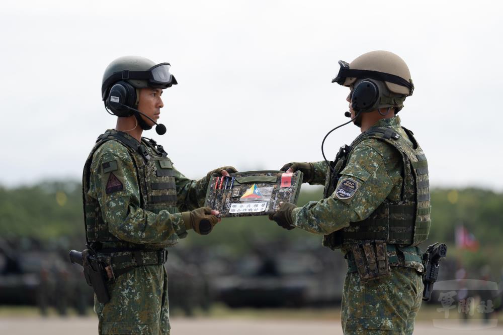官兵實施新舊戰車任務交接。(軍聞社記者陳彥樺攝) 官兵實施新舊戰車任務交接。(軍聞社記者陳彥樺攝)
