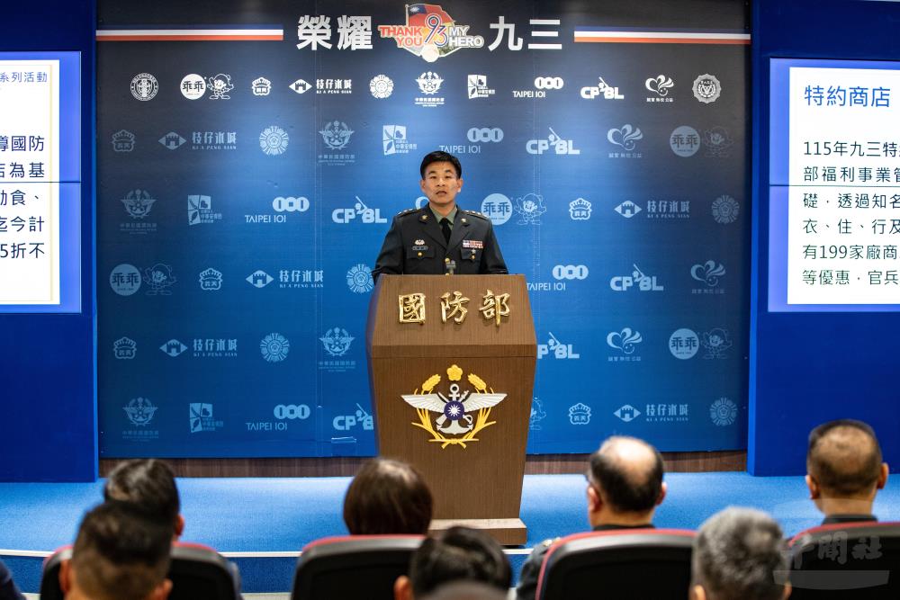 福利總處處長邱上校表示，有199家企業、逾3,543間門市加入敬軍行列，提供官兵專屬優惠。（軍聞社記者王茗生攝）