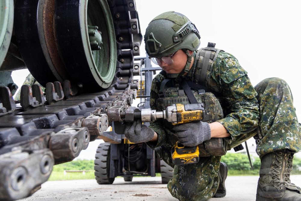 官兵運用相關工具拆卸連結銷。（軍聞社記者蔡枋澐攝）