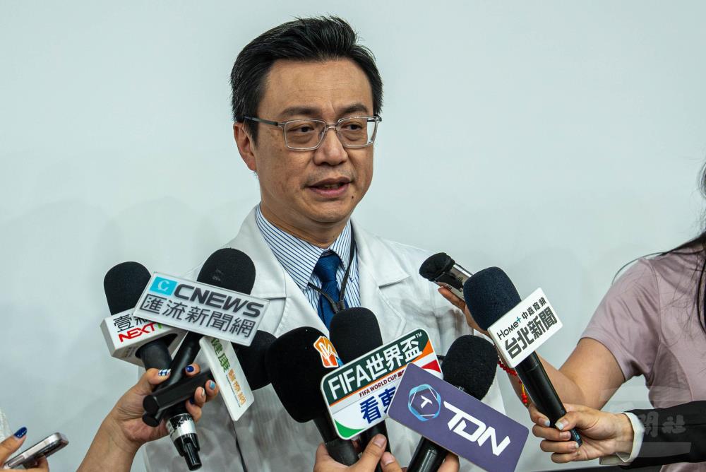 三總泌尿外科曹智惟主任接受媒體聯訪。（軍聞社記者尤昱翔攝）