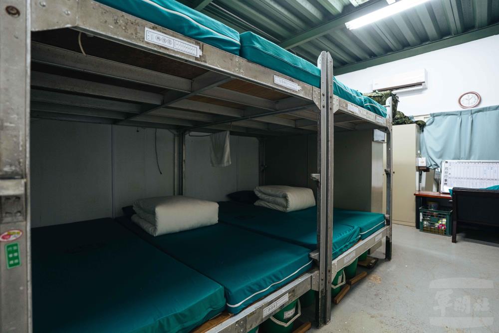 舊寢室內個人空間及生活環境較為擁擠、潮濕。（軍聞社記者邱奕菖攝）