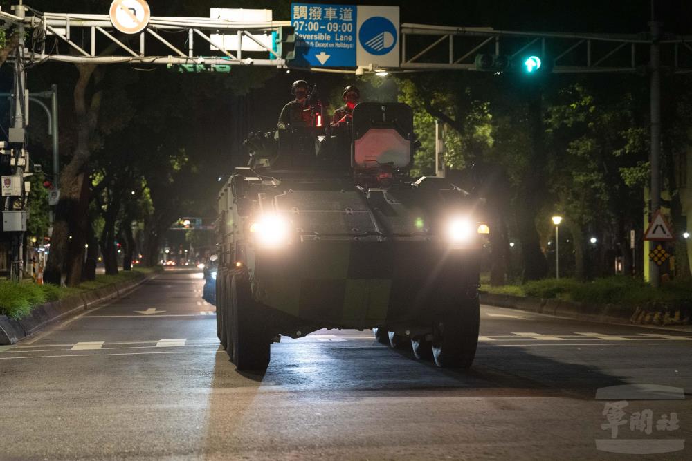 官兵機動前往指定地點。（軍聞社記者呂尚俞攝）