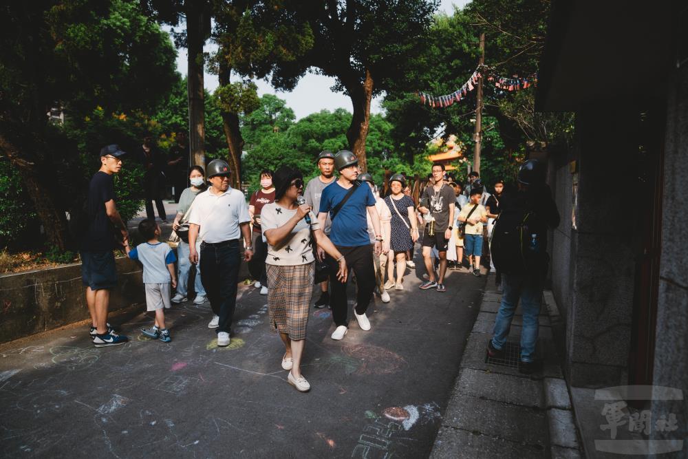 張錦春帶領民眾穿梭眷村巷弄，實際體驗眷村文化。（軍聞社記者文仁攝）