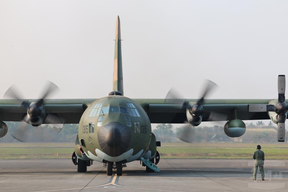 C-130H型運輸機起飛前整備。（軍聞社記者林澤廷攝）