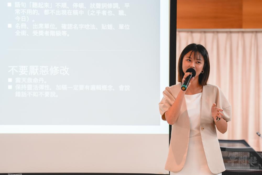 講師分享親身主持經驗。（軍聞社記者陳傳奇攝）