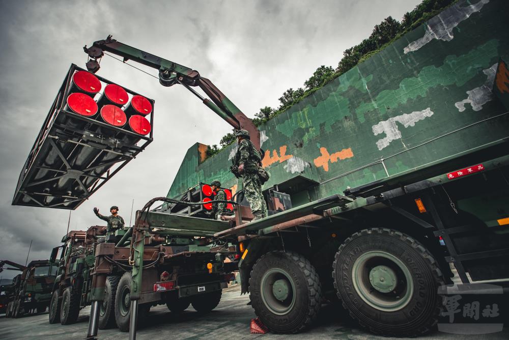 官兵進行彈箱裝載作業。（軍聞社記者林澤廷攝）
