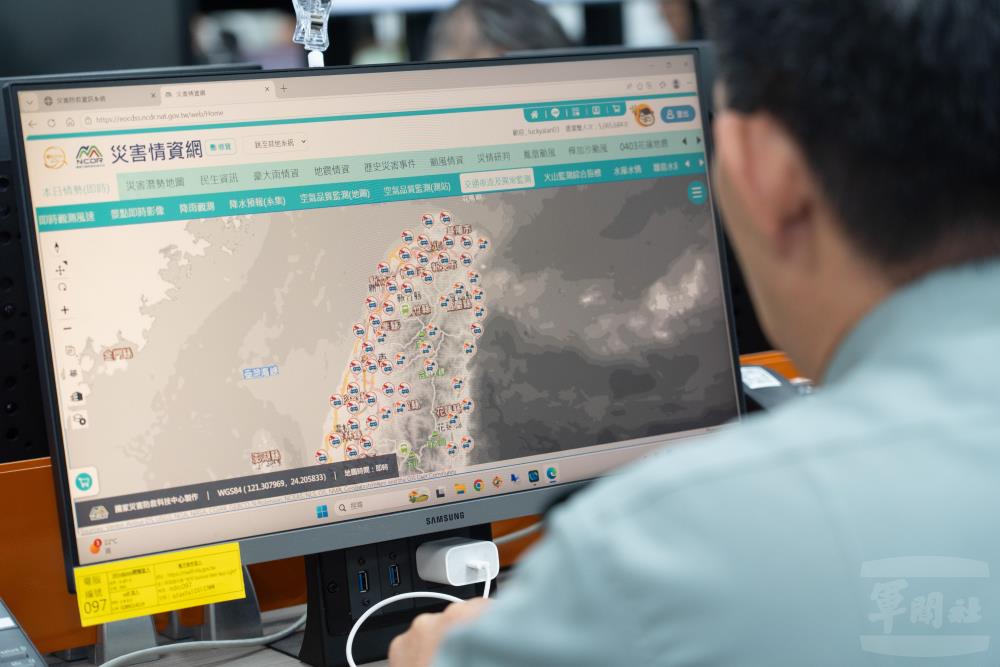 學員實地操作EMIC系統。（軍聞社記者陳彥樺攝）