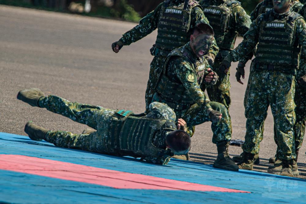 特戰官兵綜合格鬥，展現勤訓精練的勇猛戰力。（軍聞社記者尤昱翔攝）