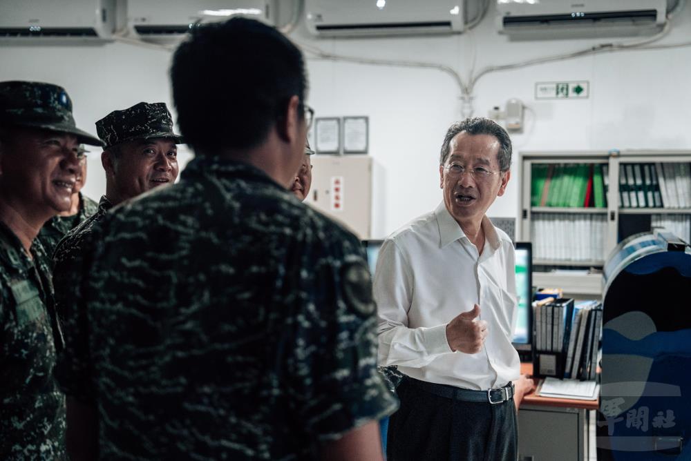 顧部長肯定外島官兵戍守前線辛勞。（軍聞社記者吳冠萱攝）