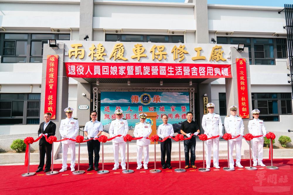 左支部指揮官吳少將邀請嘉賓共同剪綵。（軍聞社記者林庭暉攝）