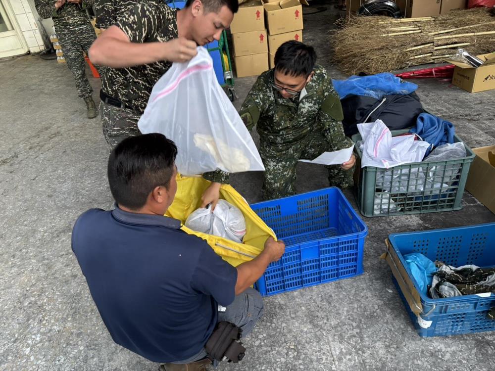 補給站額外提供洗滌服務，以解決官兵在外救災時服裝清洗需求。（第二作戰區提供）