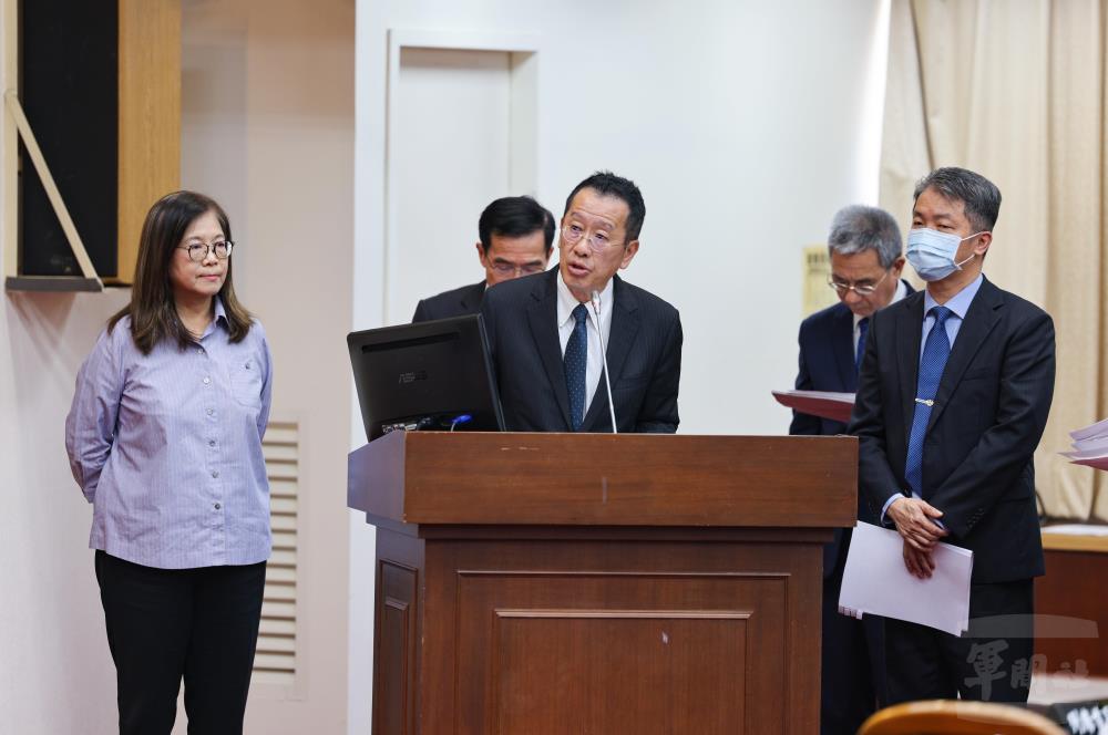 顧部長於會議時進行說明。(軍聞社記者吳柏融攝) 顧部長於會議時進行說明。(軍聞社記者吳柏融攝)