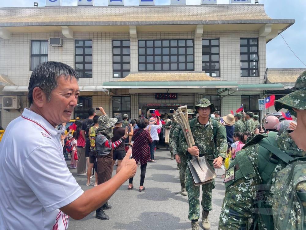 民眾向正要返回營區的國軍官兵揮手致意，口中不斷道謝，傳遞感謝與敬意。（第二作戰區提供）