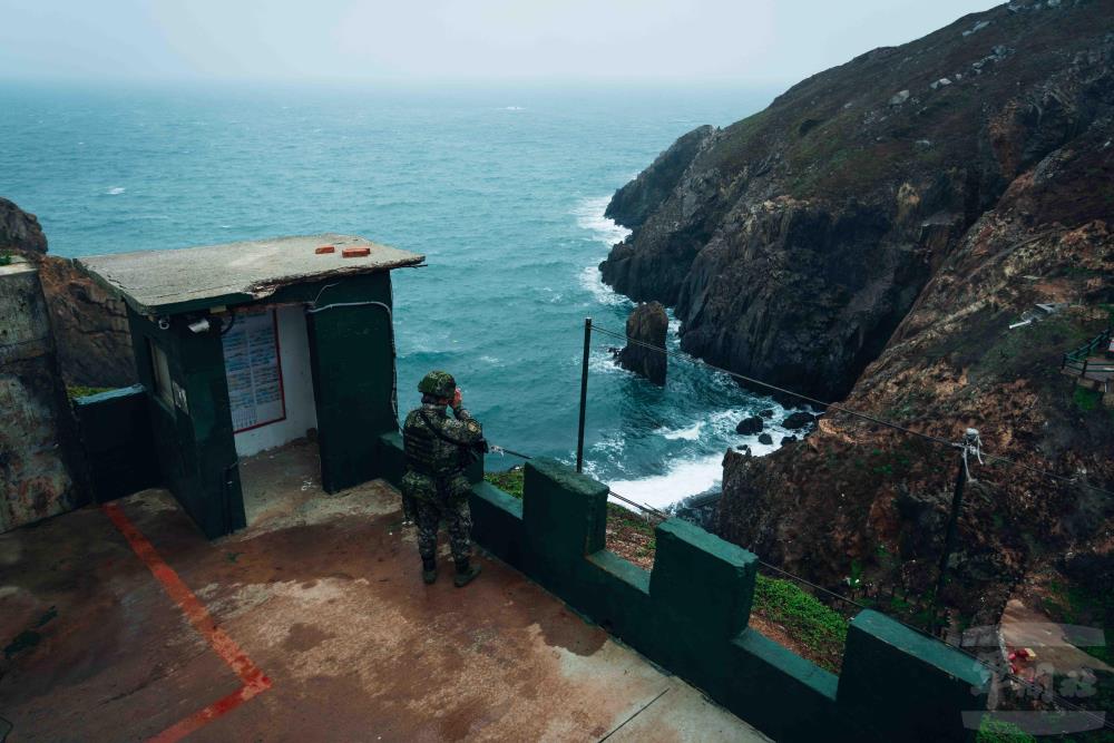 官兵於偏遠據點執勤。（軍聞社記者吳東昇攝）