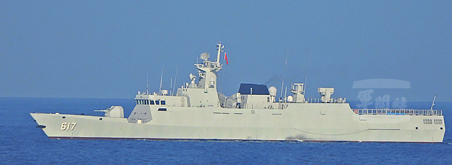 中共景德鎮軍艦（617）騷擾我西南海域，海軍鄭和軍艦嚴密監控。（國防部提供）