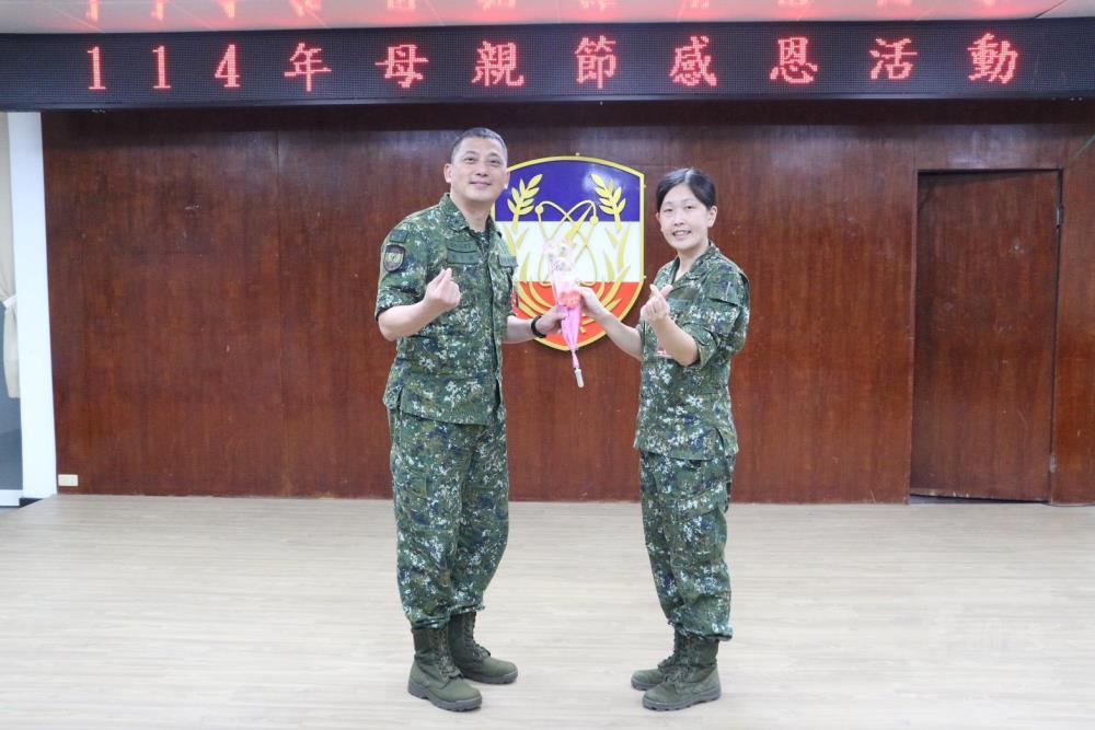 指揮官施少將致贈母職人員康乃馨及禮品。（通訓中心提供）