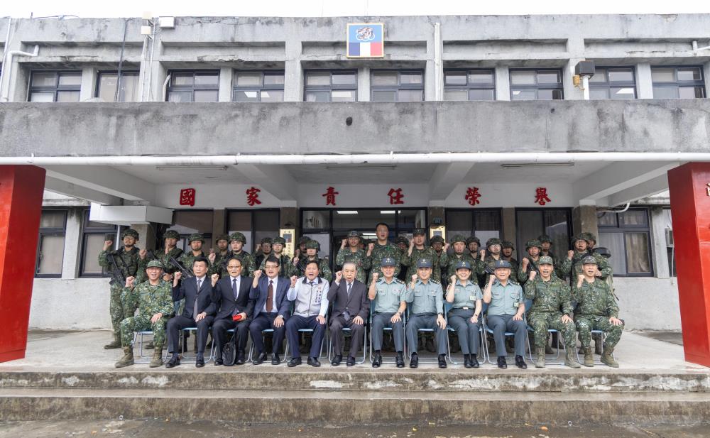 軍友社敬軍團一行與官兵合影。(軍聞社記者吳柏融攝) 軍友社敬軍團一行與官兵合影。(軍聞社記者吳柏融攝)