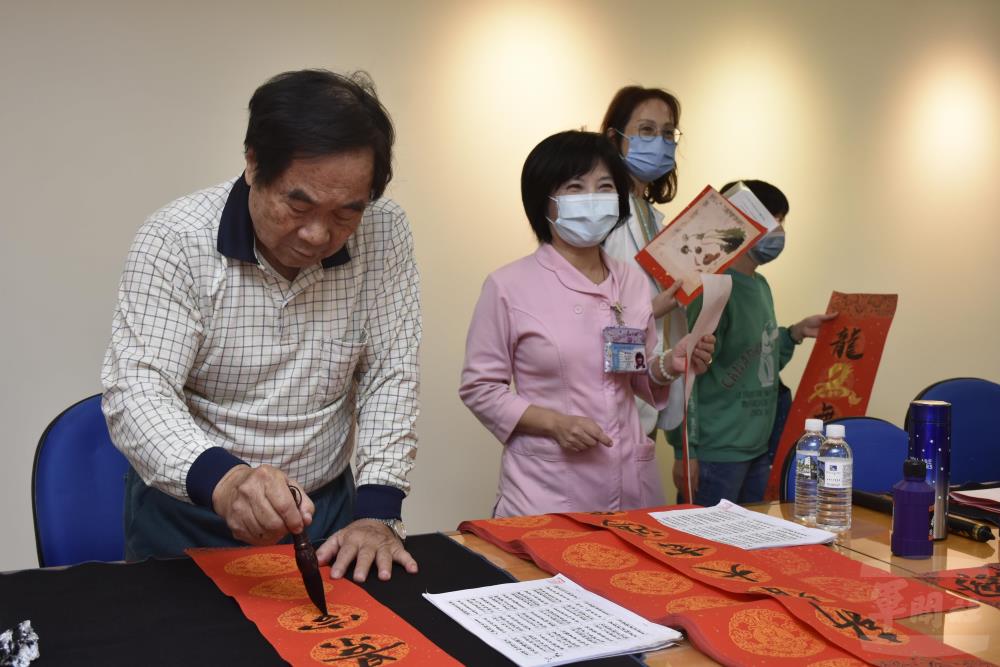 國軍高雄總醫院新春揮毫　除舊佈新迎新歲