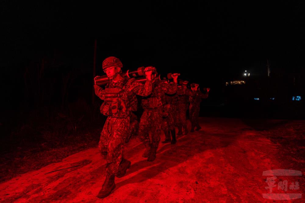 官兵搬運彈藥。（軍聞社記者蔡枋澐攝）