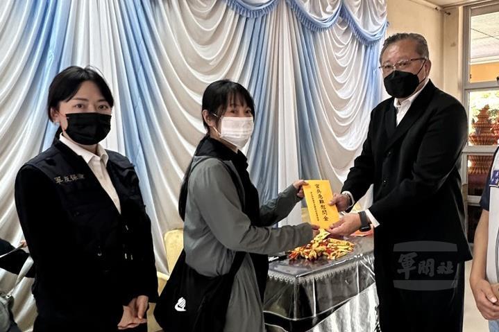 臺銀人壽專屬保代軍友保險公司台中處處長徐志偉代表董事長郭建忠慰問已故林姓士兵家屬，表達悼念與關懷之意。（軍友保險提供）