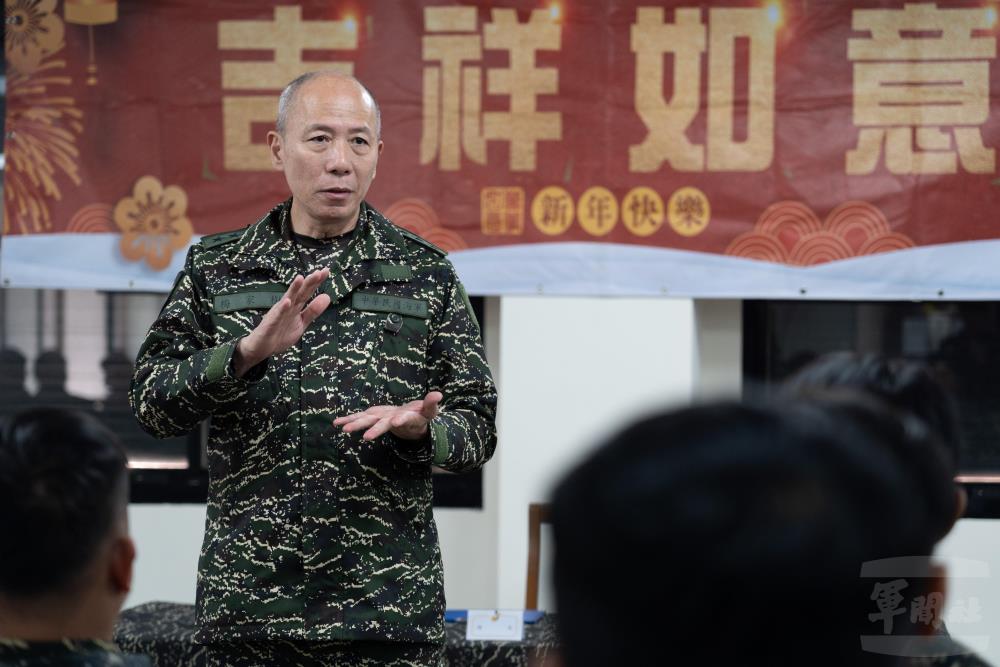 梅總長與官兵座談，瞭解島上生活、戰備實況。（軍聞社記者陳彥樺攝）