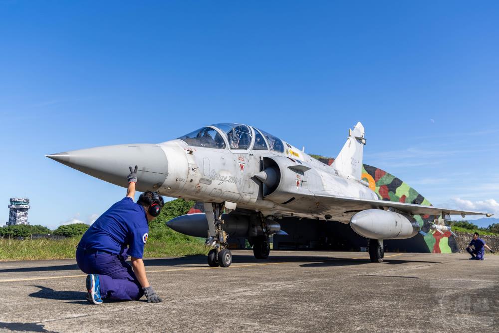 地勤官兵協同飛行員實施安全檢查。（軍聞社記者蔡枋澐攝）