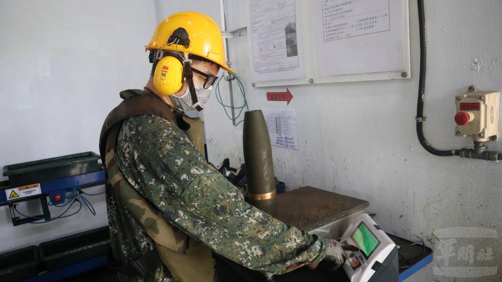 官兵執行105榴彈秤重。（番社彈藥整修所提供）
