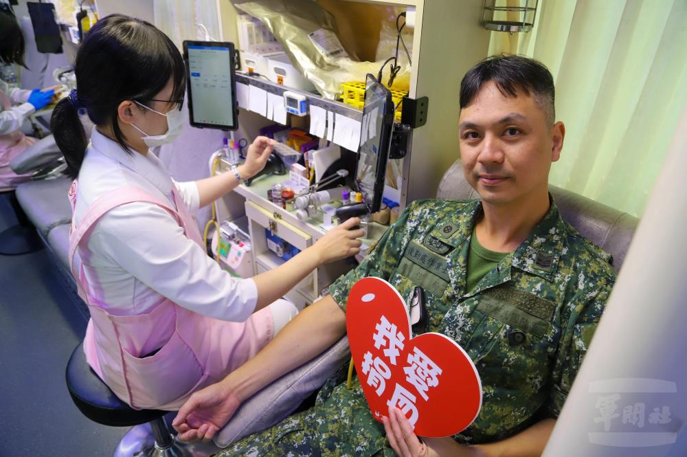 官兵秉持「捐血一袋、救人一命」精神，以自身力量挹注醫療用血需求。（十軍團提供）