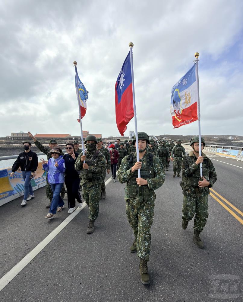 國軍官兵與民眾一同跨越跨海大橋。（澎防部提供）