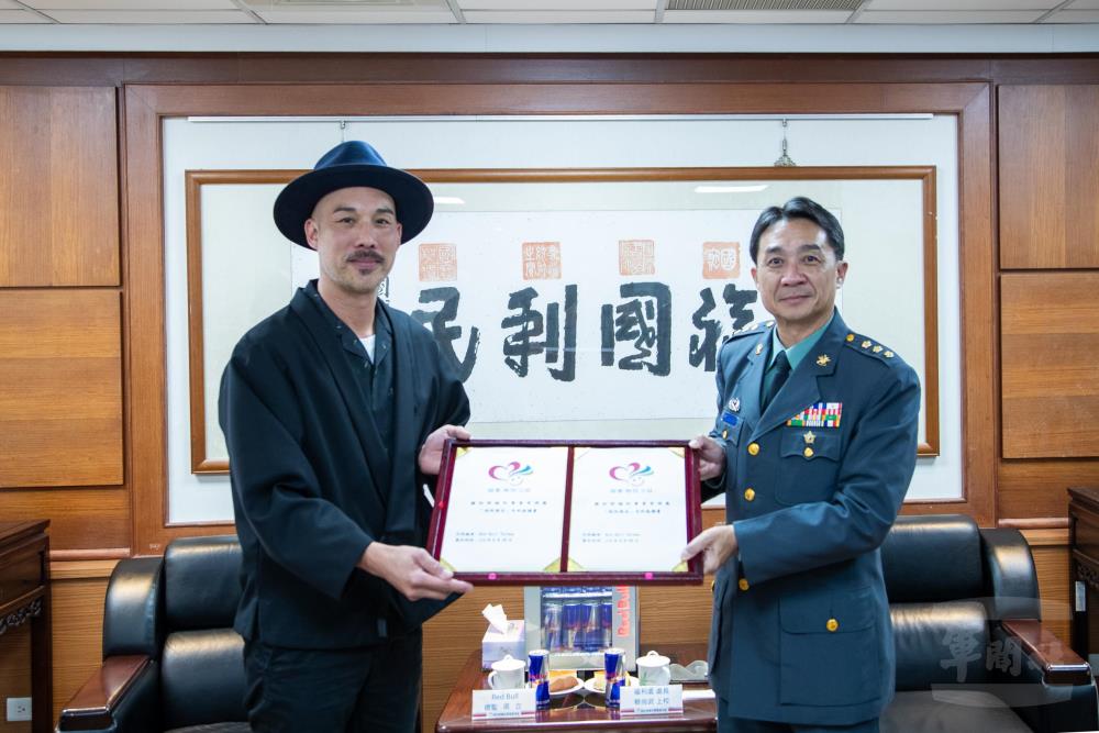 福利處長蔡上校與Red Bull Taiwan總監梁立簽署合約，共同推動多樣化敬軍促銷方案。（軍聞社記者王進福攝）