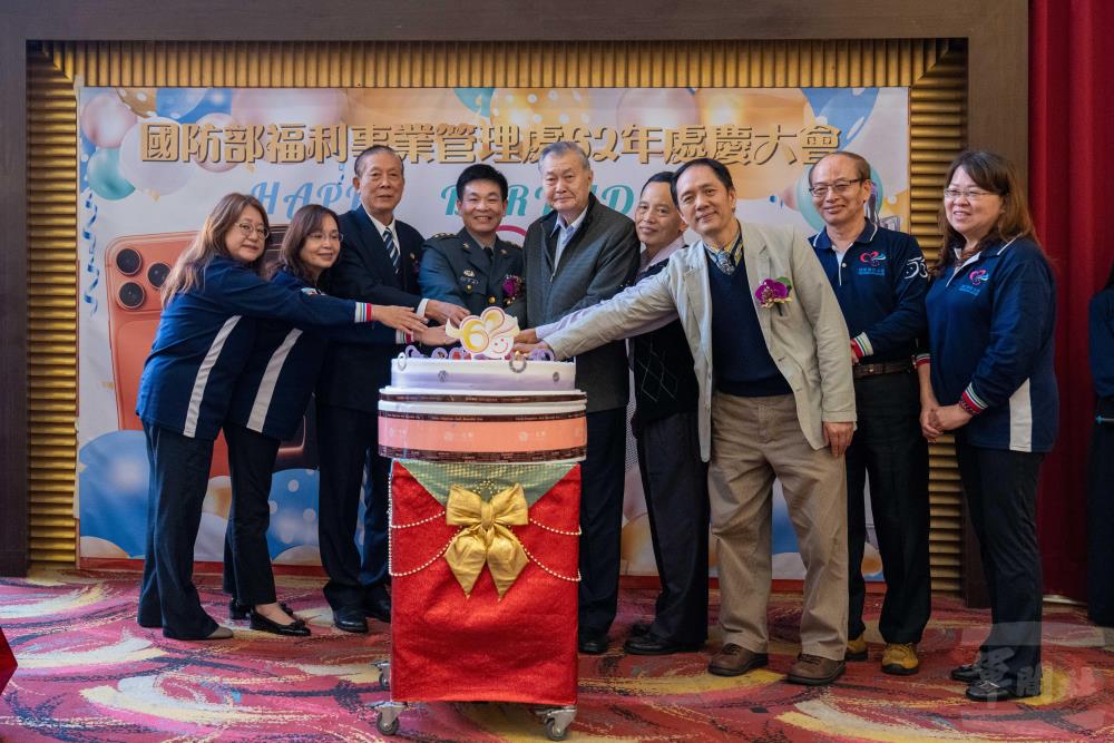 邱處長、歷任前總處長及福利處各級幹部一同切壽糕。（軍聞社記者吳冠萱攝）