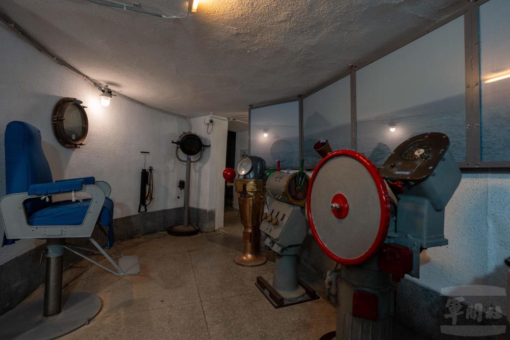 駕駛臺區展示退役艦艇舵輪、俥鐘及相關設備。（軍聞社記者吳東昇攝）