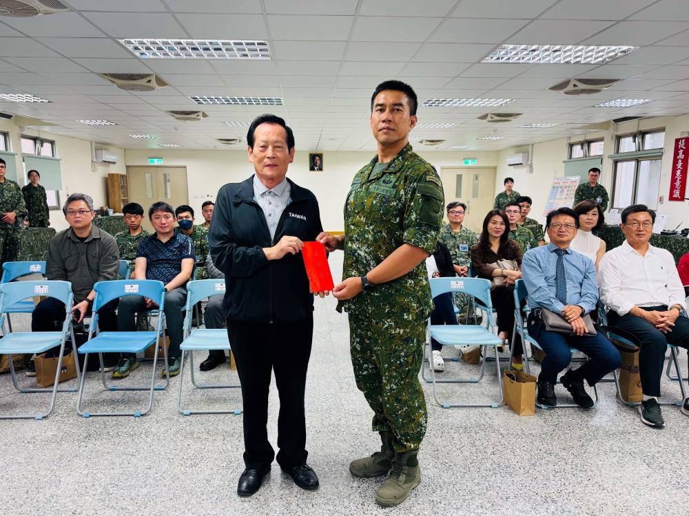 臺南市總工業會理事長蔡明忠致贈慰勞金。（臺南市軍人服務站提供）