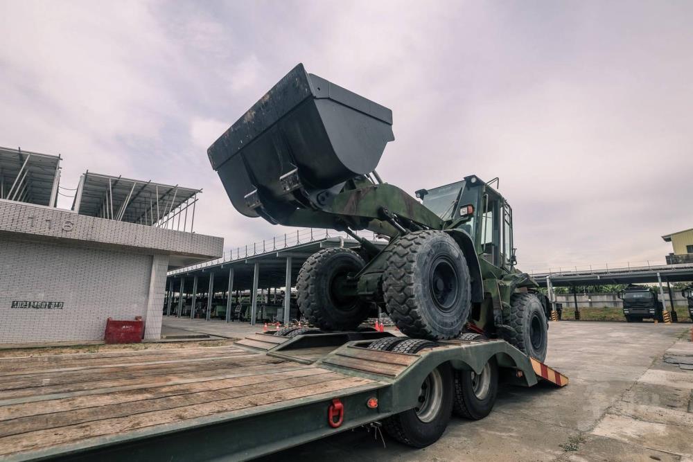 工兵部隊裝土機上板，待命馳援。（陸軍司令部提供）