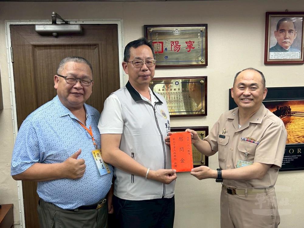 関理事長昨（5）日率敬軍團前往海軍168艦隊敬軍。（新北市軍人服務站提供）
