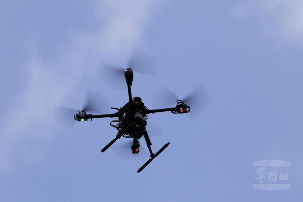 漢翔進行無人機「AIxVNAV無人機視覺導航定位系統」飛行展示。（漢翔航空工業股份有限公司提供）