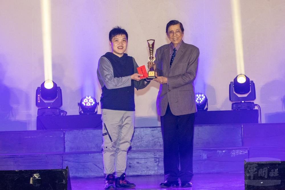 白玉光老師頒發「成功嶺好聲音」歌唱比賽第一名獎盃。（軍聞社記者卓以立攝）