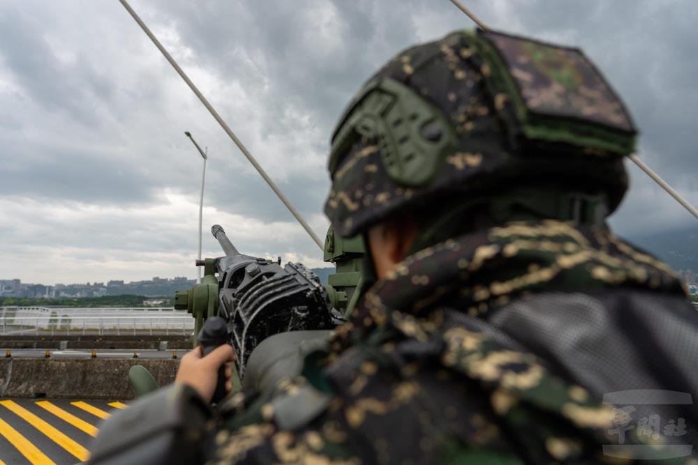 官兵駕駛搭載20公厘機砲與40公厘榴彈槍悍馬車，迅速就戰術位置完成防空火網編成。（軍聞社記者吳東昇攝）