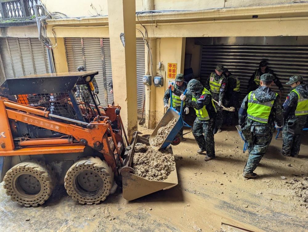 陸戰66旅及憲兵於南興里協助清淤。（第三作戰區提供）