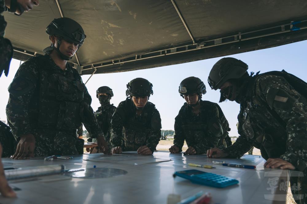 官兵整合「射指、測量、觀測、通信、砲操」5大專長聯合操作。（青年日報提供）