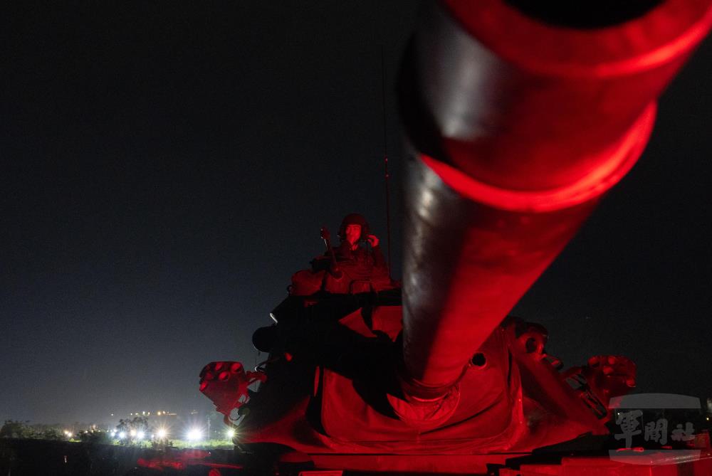 官兵進行通聯測試。（軍聞社記者李恬恬攝）