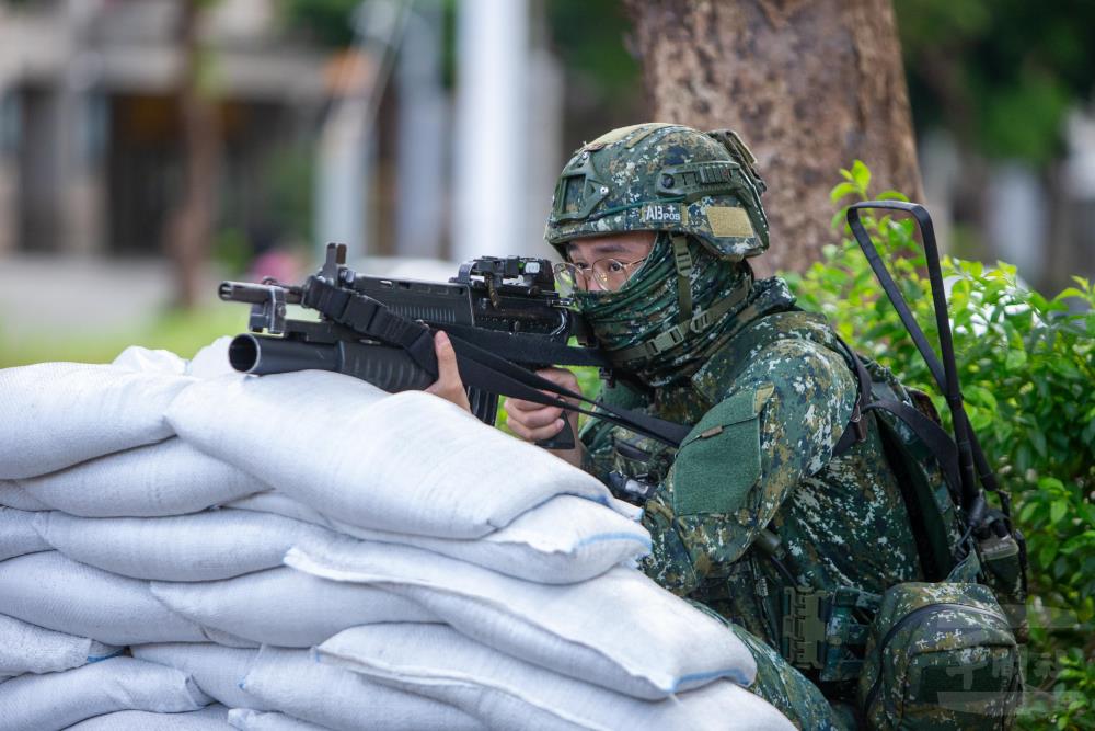官兵依戰況轉換陣地，遲滯敵軍推進。（軍聞社記者王進福攝）