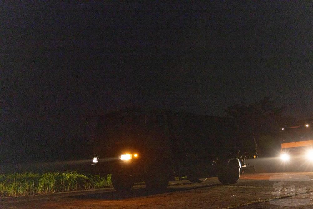 一、三類物資整補作業車隊前往指定區域進行整補作業。（軍聞社記者林澤廷攝）