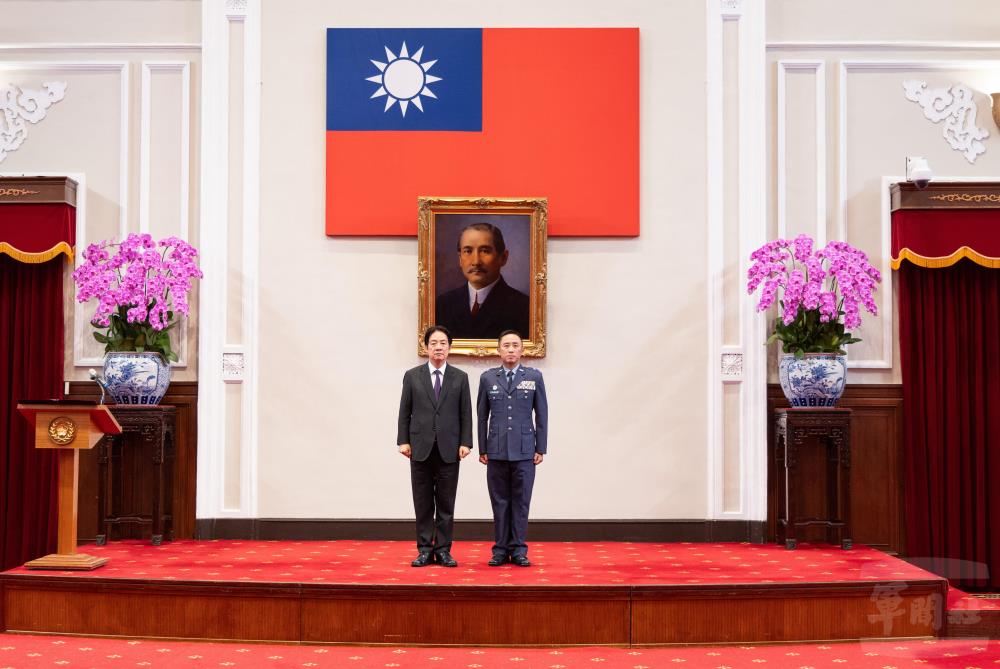 賴總統與羅少將合影。(軍聞社記者吳柏融攝) 賴總統與羅少將合影。(軍聞社記者吳柏融攝)