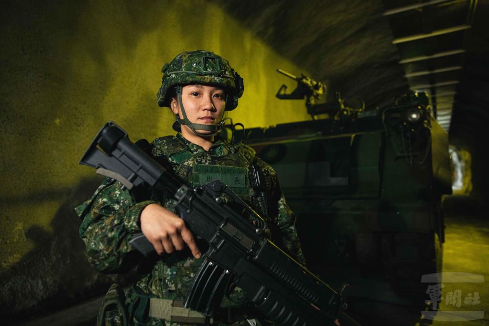 機步連朱上士已習慣外離島生活節奏，並能適時提供新進人員心緒上的協助。（軍聞社記者邱奕菖攝）