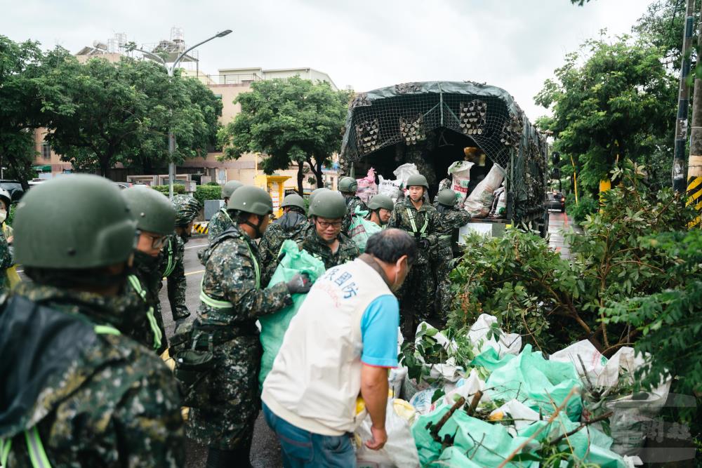 官兵回收落果及傾倒路樹。（軍聞社記者林庭暉攝）