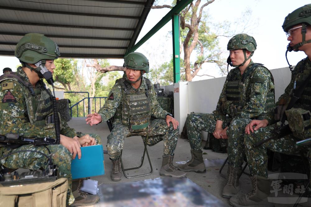 營長依狀況下達決心。（軍聞社記者林澤廷攝）