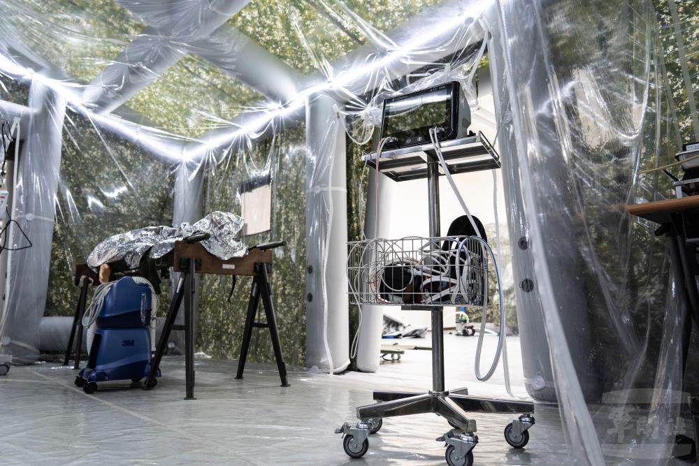 控制出血的電子充氣止血帶儀器。（軍聞社記者呂尚俞攝）