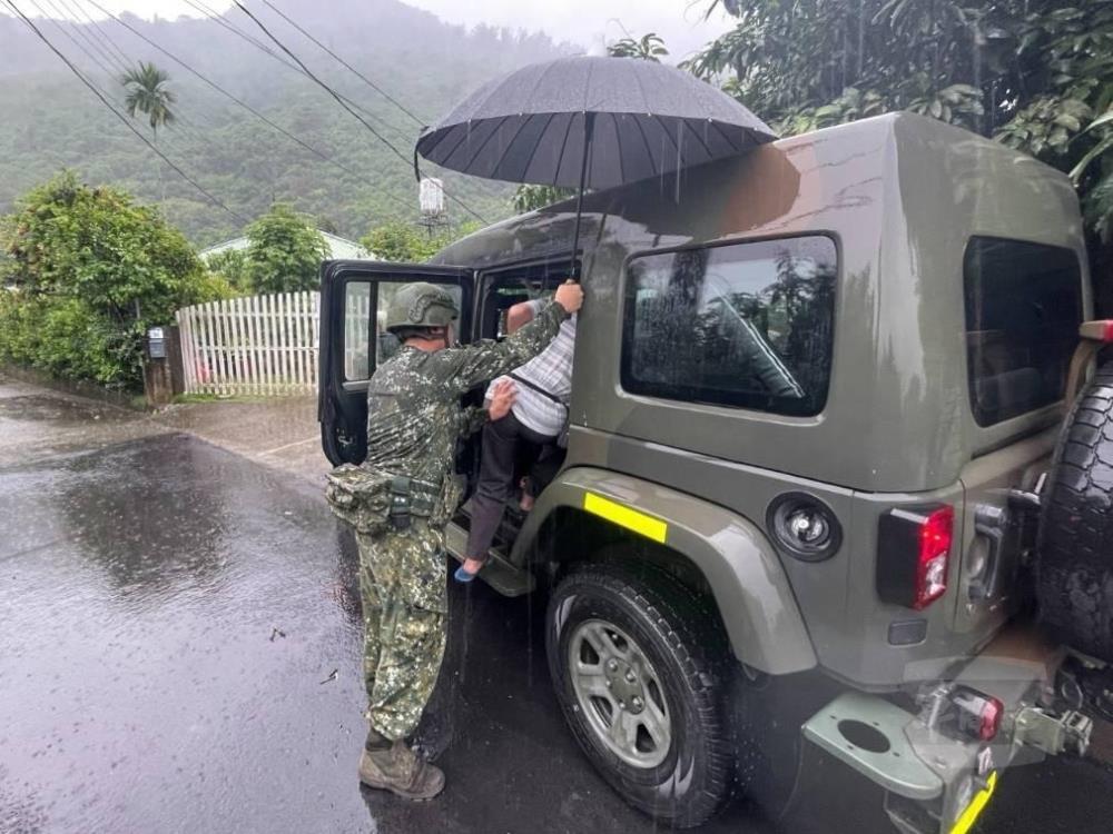 官兵協助村民撤離至安全處所。（第四作戰區提供）