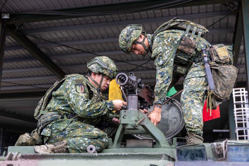 官兵於CM22迫砲車上，架設50機槍。（軍聞社記者蔡枋澐攝）